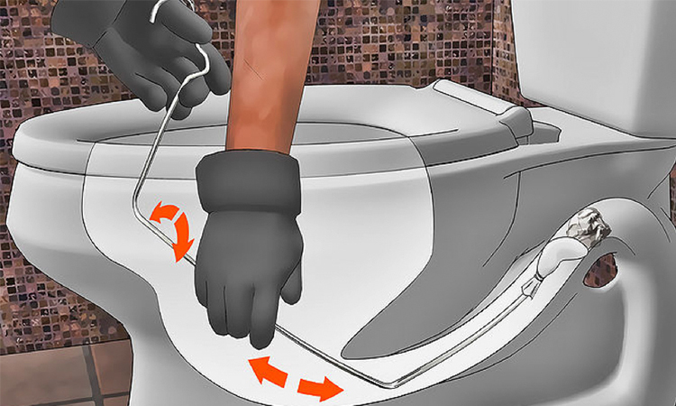 Xử lý toilet bị trào ngược bằng dây thông nghẹt