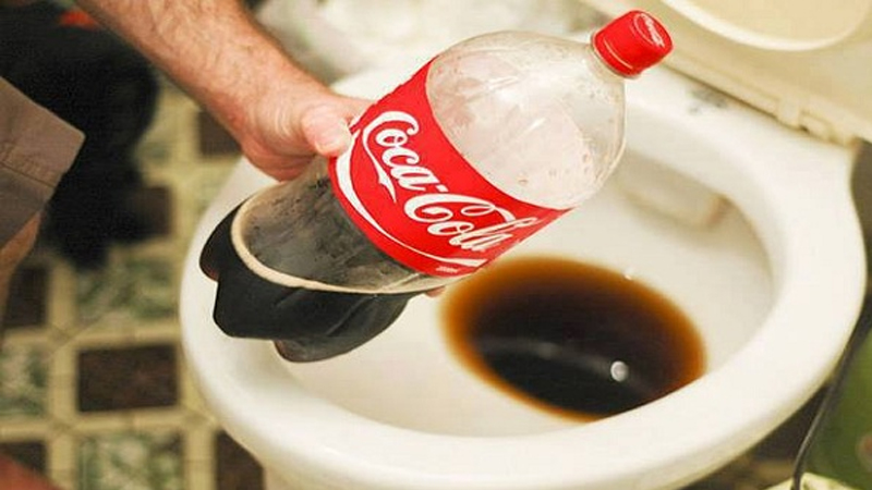 Xử lý bồn cầu bị trào ngược bằng nước Coca