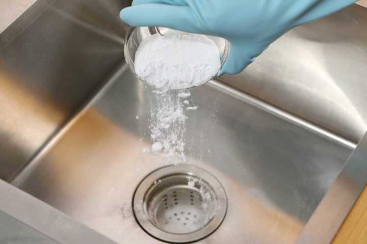 Cách thông nghẹt bồn rửa chén bằng baking soda và giấm trắng