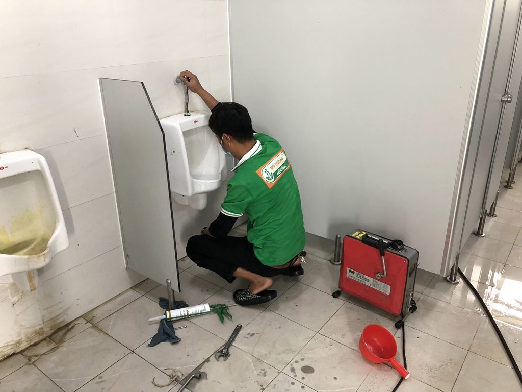 Thông tắc bồn cầu