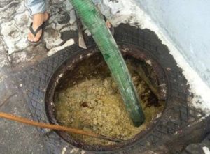 Phân hủy chất thải trong hầm cầu