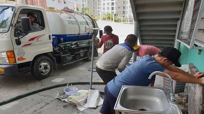 Hút Hầm Cầu Thủ Công Và Bằng Xe Chuyên Dụng