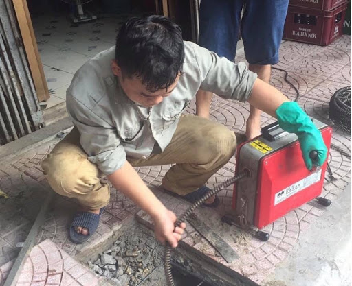 thông cống nghẹt có mùi hôi