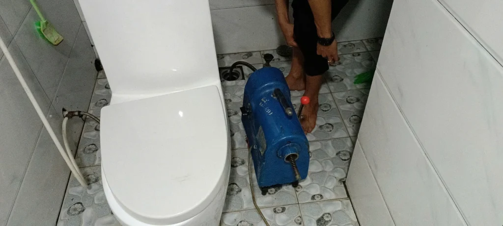 thông tắc bồn cầu quận 10