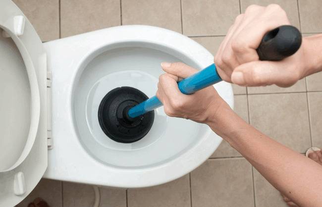 Xử Lý Bồn Cầu Nghẹt Giấy