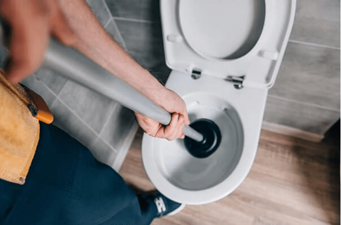 Có nên tự thông bồn cầu