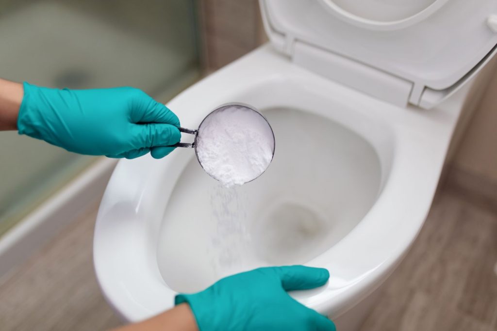 Có nên tự thông bồn cầu