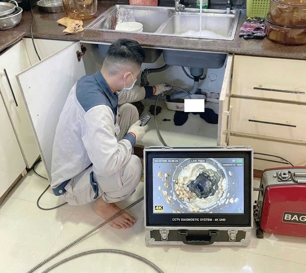 Hình ảnh camera nội soi CCTV 4K phát hiện mảng mỡ và cặn bẩn bám dày trong đường ống thoát nước căn hộ