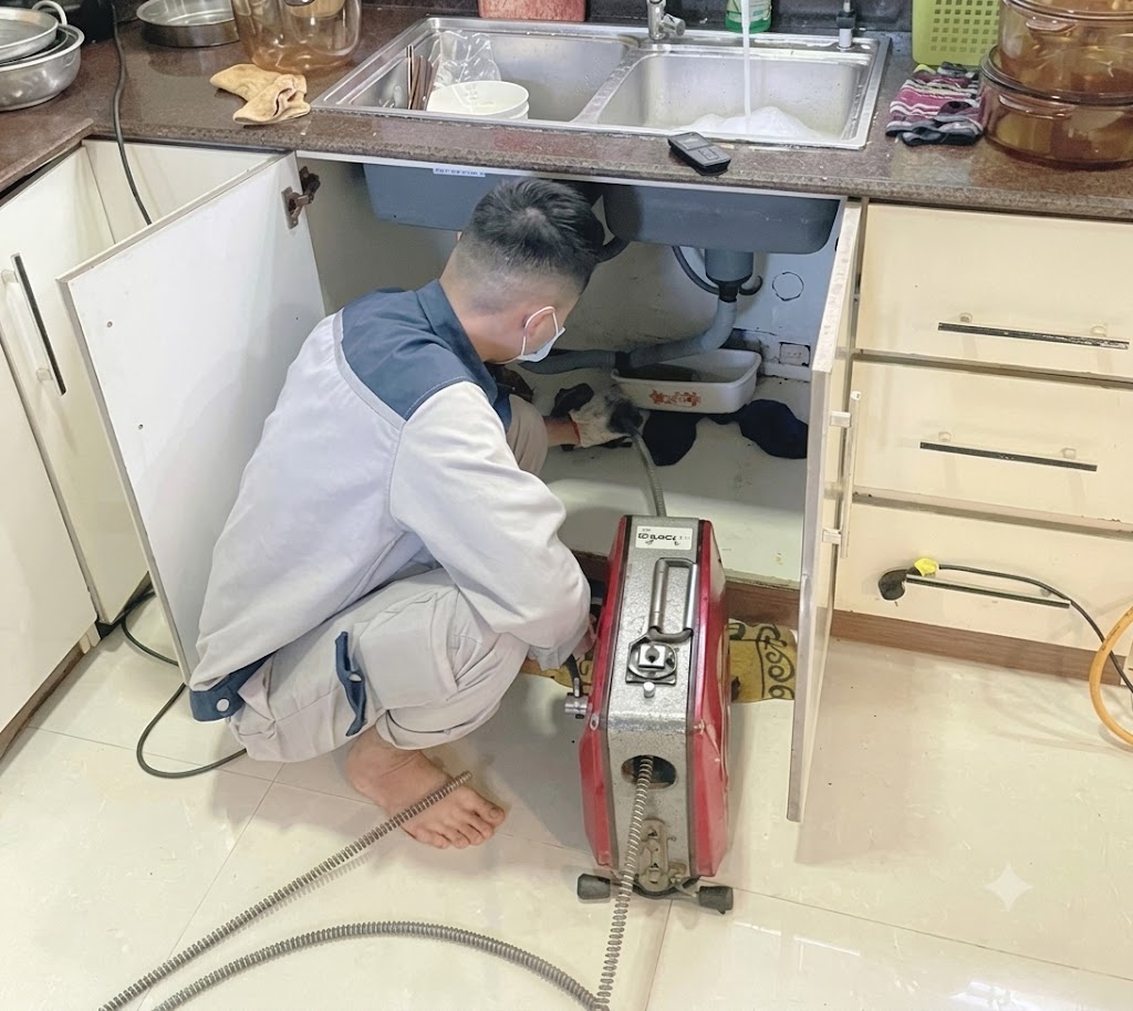 Kỹ thuật viên Alo Thông Tắc khảo sát thực tế hệ thống đường ống thoát nước tại chung cư Botanica Premier quận Tân Bình