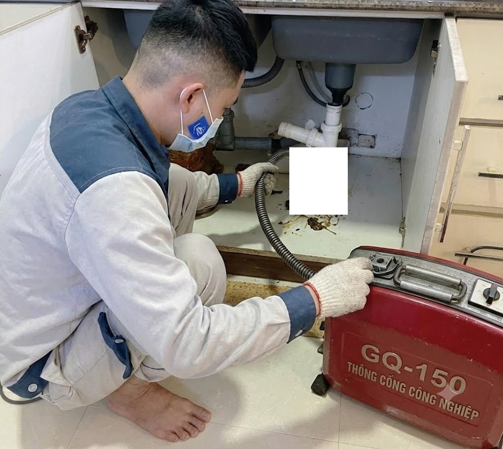 Nhân viên kỹ thuật vận hành máy thông cống lò xo công nghiệp GQ-150 đánh xé mỡ an toàn